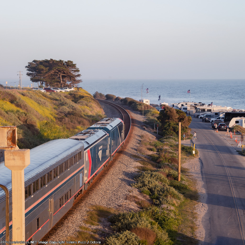 Coast Starlight approaching Ventura, Calif